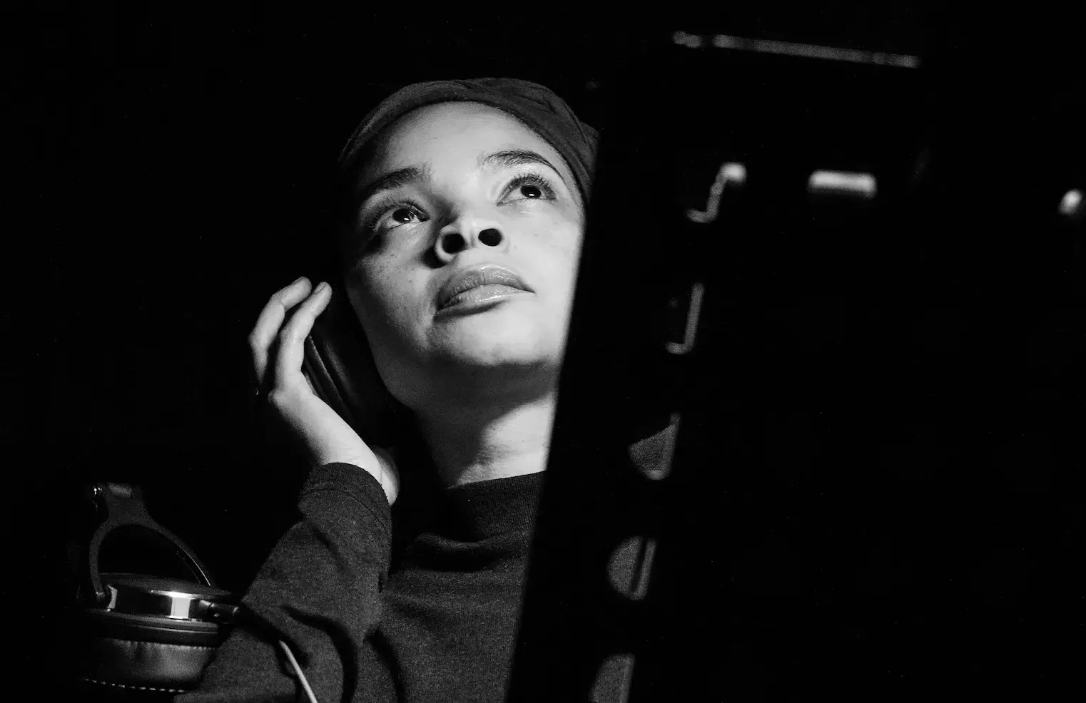 ragazza in sala doppiaggio